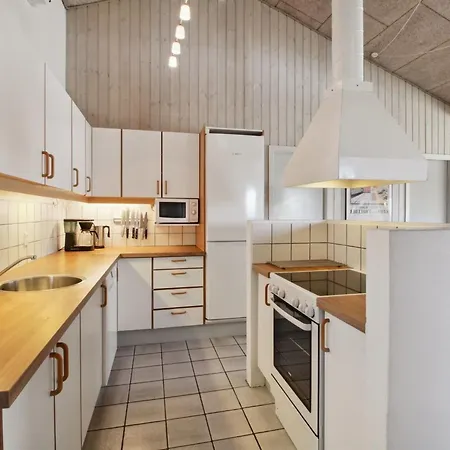 Katharine - 175m From The Sea By Interhome